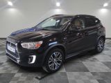 le 4x4 noir est garé dans le garage sur un sol en damier