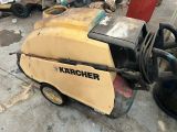 une machine posée sur le sol dans le garage