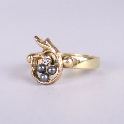 une bague en or sertie de perles et d'un diamant