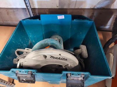 une boîte à outils bleue contenant une scie circulaire