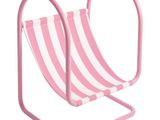 la chaise de plage rayée rose et blanche repose sur un piètement métallique
