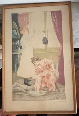 une photo d'une femme assise sur une chaise dans une pièce