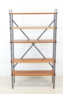 un gros plan d'une étagère en bois avec une structure métallique