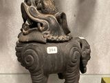 une statue d'éléphant exposée dans une vitrine