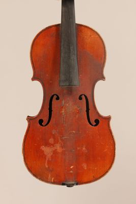 un vieux violon posé sur un support en bois