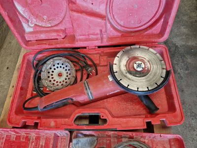une boîte à outils rouge avec des outils sur le sol