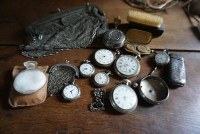 de nombreux modèles différents de montres de poche posés sur une table