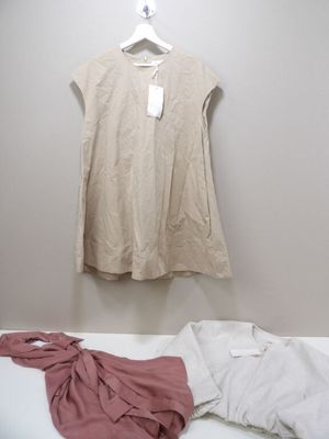 une chemise blanche accrochée au mur à côté d'un lit