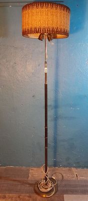 Lampadaire sur pied attribué à la maison Lunel France, structure en mé