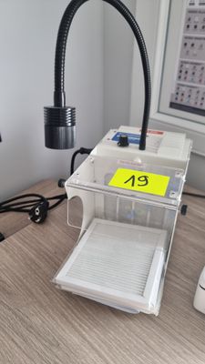 un bureau équipé d'un ordinateur et d'une imprimante