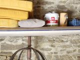 une étagère sur laquelle sont posés un fouet et un autre fouet