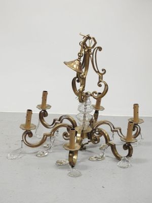 une image d'un lustre en laiton et en verre