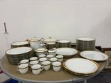 une table avec beaucoup d'assiettes et de tasses