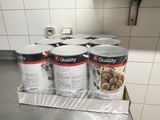 Plusieurs boîtes de conserve sont posées sur le plan de travail d'une cuisine.