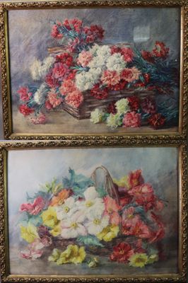 Deux tableaux représentant des fleurs sont accrochés au mur d'une pièce.