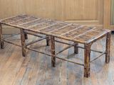 un banc fait de tiges de bambou posé sur un plancher en bois