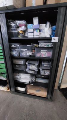une armoire noire sur laquelle sont posées de nombreuses boîtes