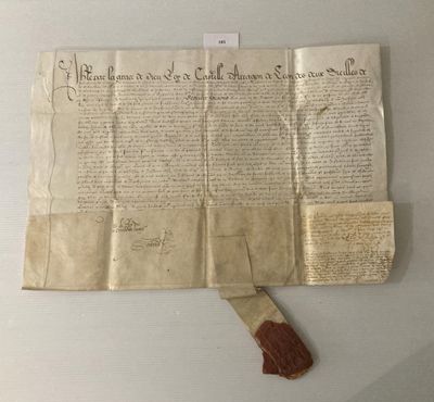 un vieux bout de papier sur lequel est posé un morceau de cire