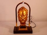 une statue en or représentant un homme à tête de lion