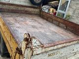 un camion garé devant un bâtiment