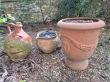 trois vases posés les uns à côté des autres sur le sol