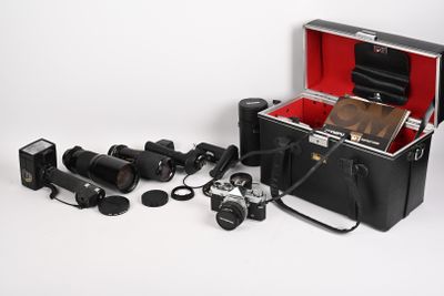 une mallette noire contenant un appareil photo et plusieurs autres objets