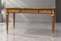 Bureau plat de style Louis XVI, ouvrant par trois tiroirs en…