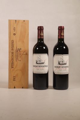 deux bouteilles de vin rouge et une boîte en bois posées sur une table