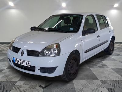 la photo d'une voiture blanche garée dans un garage