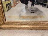 le reflet d'une personne dans un miroir posé au sol