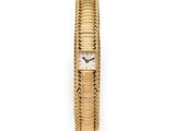une montre-bracelet en or avec un cadran blanc sur fond blanc