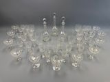 un assortiment de verres à vin en verre transparent posés sur une surface blanche