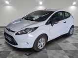 une photo d'une Ford Fiesta blanche garée dans un garage