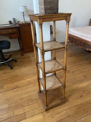une grande étagère en bois surmontée d'un panier