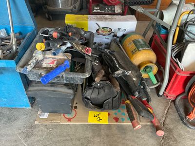 un tas d'objets divers éparpillés sur le sol d'un garage