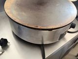 une casserole posée sur un plan de travail dans une cuisine
