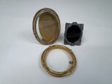 deux bagues en or et une bague en argent sur un fond blanc