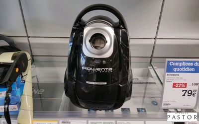 un aspirateur noir et argent exposé dans un magasin