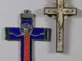 deux pendentifs en forme de croix sur un fond blanc, avec une croix bleue et rouge au centre