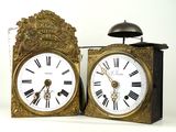 deux horloges, chacune comportant des chiffres romains