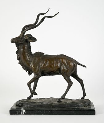 une image représentant une statue en bronze d'un cerf posée sur un socle en marbre
