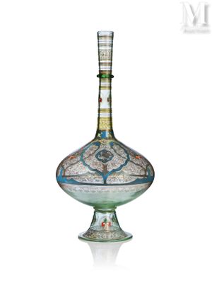 un vase en verre posé sur une surface blanche