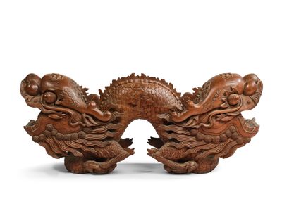 paire de têtes de dragon sculptées dans le bois sur fond blanc