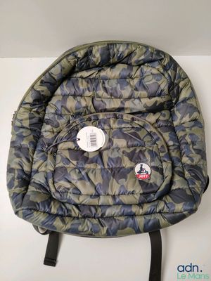 un gros plan d'un sac à dos auquel est attachée une étiquette
