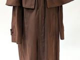 une photo d'un manteau marron sur un présentoir pour mannequin