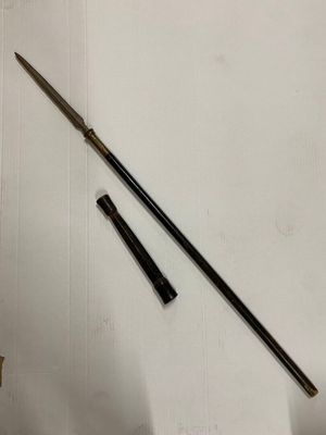 un couteau et une paire de baguettes posés sur une table