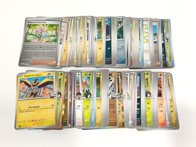 un lot de cartes posées sur une table