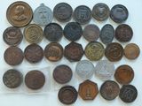 un lot de pièces de monnaie posées sur une table