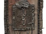 une photo d'une plaque métallique sur fond blanc