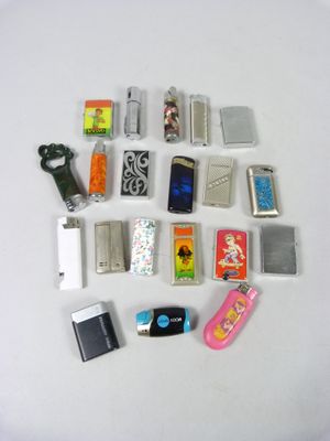 de nombreux appareils électroniques de toutes sortes disposés sur une table
